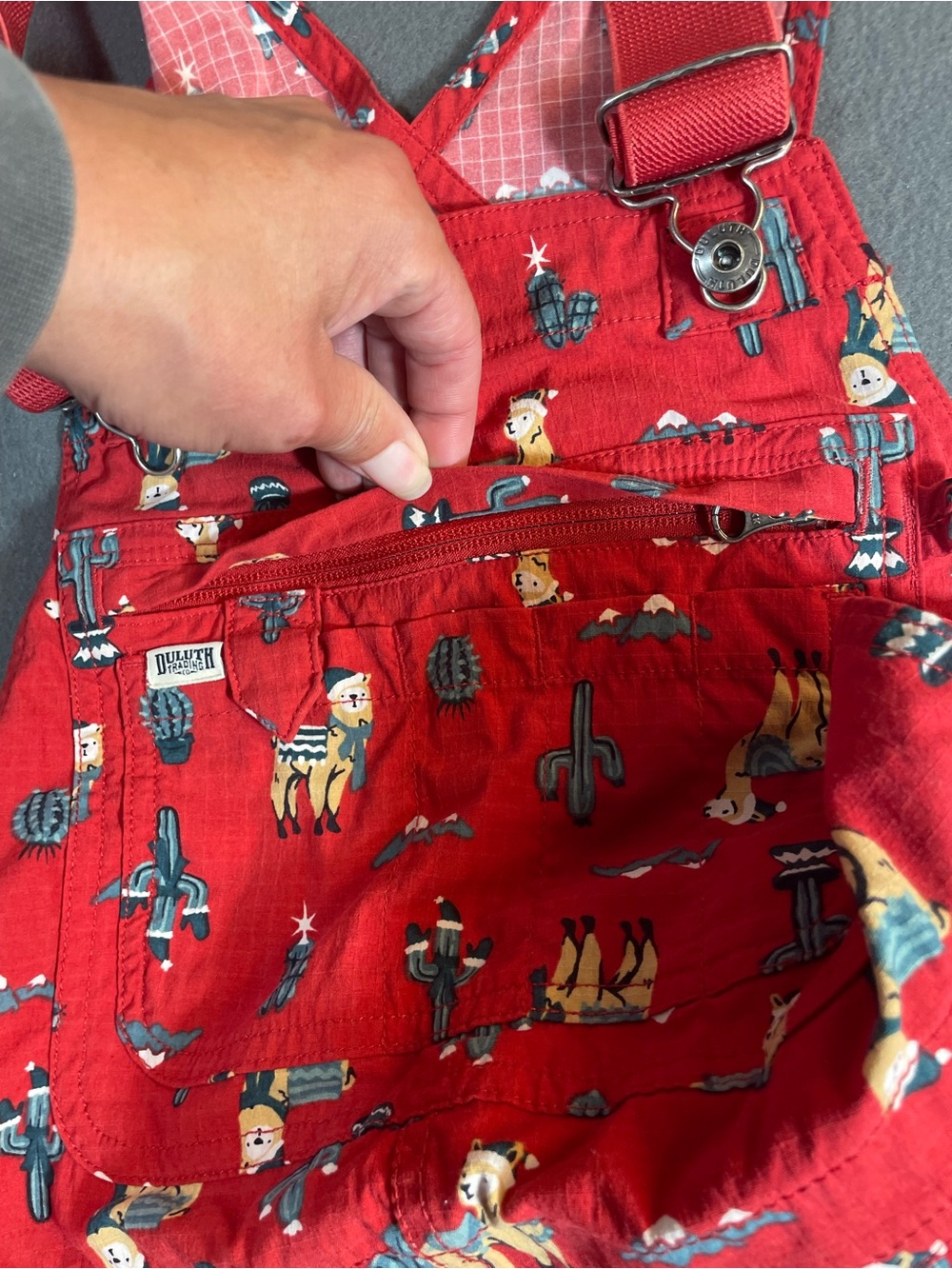 Duluth Trading Co Heirloom Gardening Overalls - Red Llama Cacti Print xxs x 31 - Picture 5 of 12